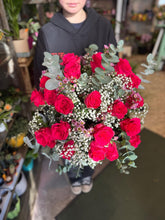 Laden Sie das Bild in den Galerie-Viewer, Rosenstrauß mit V.I.PINK Rosen