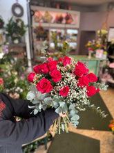 Laden Sie das Bild in den Galerie-Viewer, Rosenstrauß mit V.I.PINK Rosen