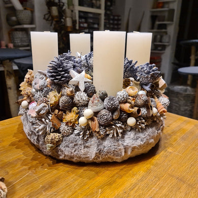 Adventskranz in Weiß mit Fell