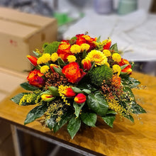 Laden Sie das Bild in den Galerie-Viewer, Blumenstrauß „saisonal gelb-orange“