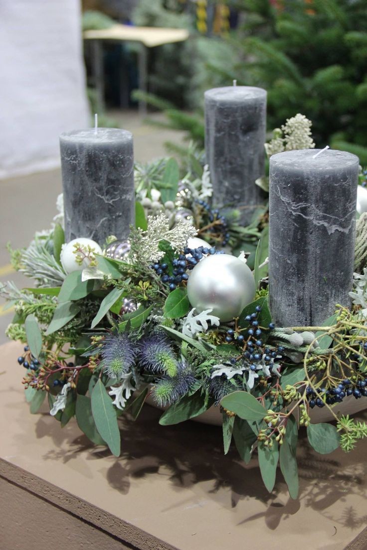 SCHLICHTER ADVENTSKRANZ AUS TANNE, EUKALYPTUS UND KIEFER – BLUMEN KREATIV