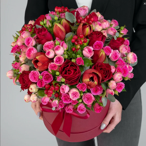 Rosenbox mit frischen Blumen