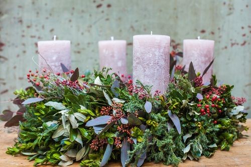 SCHLICHTER ADVENTSKRANZ AUS TANNE, EUKALYPTUS UND KIEFER – BLUMEN KREATIV